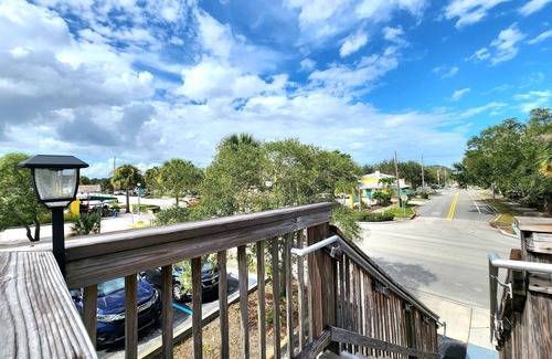 Historic Downtown Melbourne Condo | Walk to Bars, Shops & Restaurants.Beach is a short 5 min drive