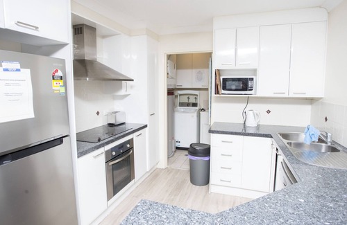 The Entrance North Apartment | Walk to beach shops and lake