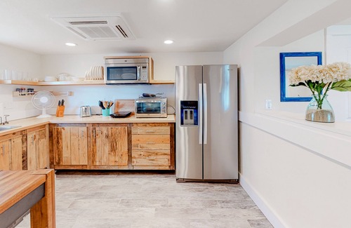 Kitty Hawk Condo | Walk to Beach 1BR 1st-Floor | Patio | Kitchenette