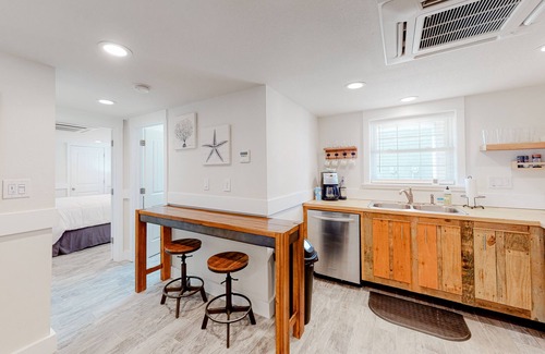 Kitty Hawk Condo | Walk to Beach 1BR 1st-Floor | Patio | Kitchenette