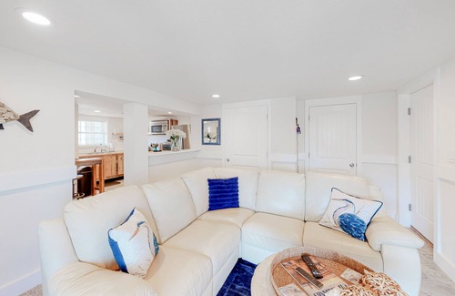 Kitty Hawk Condo | Walk to Beach 1BR 1st-Floor | Patio | Kitchenette