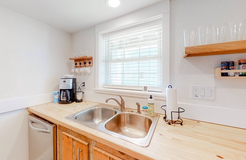 Kitty Hawk Condo | Walk to Beach 1BR 1st-Floor | Patio | Kitchenette