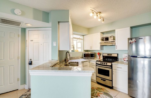 Ocean Side Village Condo | Walk to Beach: 1st-Floor Unit w/Pool in Melbourne