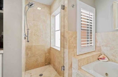 Deerfield Beach Condo | Walk to Beach - 2/2 with pool