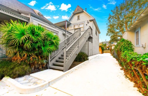 Ventura House | Walk To Beach! Clean & Super Comfy, Great Location