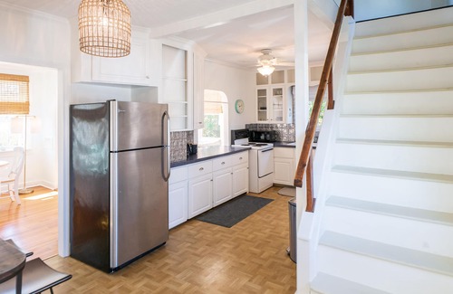 Newport East House | WALK to BEACH/CLIFF WALK! FANTASTIC Location! Newport so close! Pets OK! Deck!