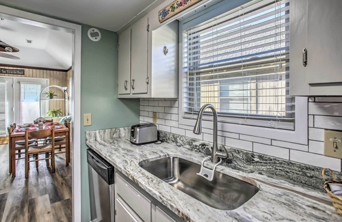Myrtle Beach Cottage | Walk to Beach: Dog-Friendly Myrtle Beach Cottage!