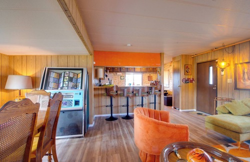 Ocean Shores House | Walk to Beach! Fun Retro Retreat in Ocean Shores