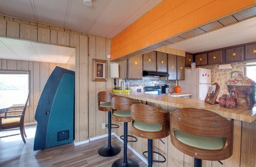 Ocean Shores House | Walk to Beach! Fun Retro Retreat in Ocean Shores