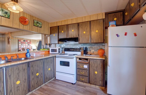Ocean Shores House | Walk to Beach! Fun Retro Retreat in Ocean Shores