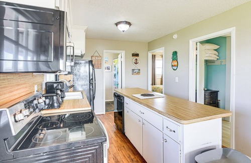 Galveston House | Walk to Beach: Galveston Home w/Patio & Balcony!