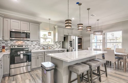 Galveston House | Walk to Beach: Group Getaway in Galveston!