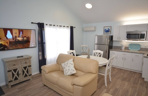 Siesta Key Hotel | Walk to beach Heated POOL King bed DAILY WEEKLY Villa 1 SPECIALS