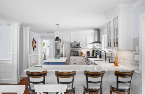 West Chatham House | Walk to Beach, Heated pool, AC, WiFi, modern coastal decor, dog friendly