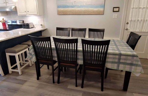 Newport East House | Walk to beach, Huge deck off spacious new kitchen, roof-deck, king master