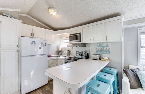 Miramar Beach Cottage | Walk to Beach: ‘Miramar Tropical Cabana’ w/Deck!