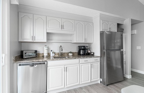 Eastward Look House | Walk to Beach! Newly renovated 6 Bed House, Sleeps 14, Central A/C, Large Deck!