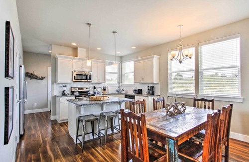 Ocean Shores House | Walk to Beach: Ocean Shores House w/Fireplace