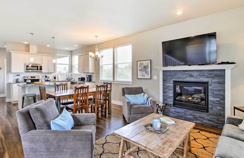 Ocean Shores House | Walk to Beach: Ocean Shores House w/Fireplace