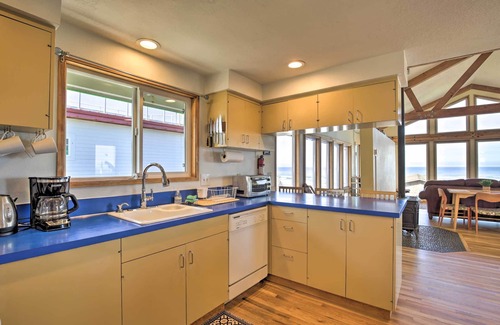 Roads End House | Walk to Beach: Oregon Coast Escape w/Hot Tub!