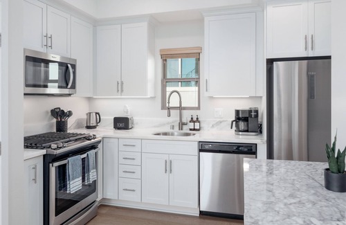 North Pacific Beach House | Walk to Beach, Shops, Restaurants | AC | Private Roof Deck & Fire Pit