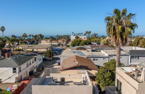 North Pacific Beach House | Walk to Beach, Shops, Restaurants | AC | Private Roof Deck & Fire Pit