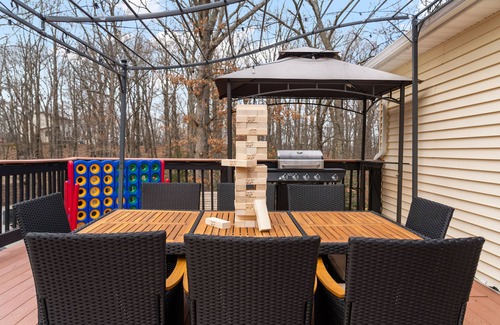 East Stroudsburg House | Walk to Beach HotTub FirePit Game room Lake View