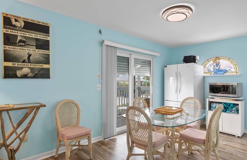 Fort Myers Beach Condo | Walk To Beach, North End Restaurants, Night Life Steps Away!