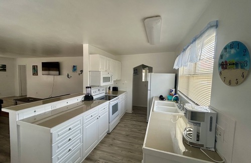 Fort Myers Beach Condo | Walk To Beach, North End Restaurants, Night Life Steps Away!