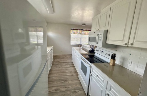 Fort Myers Beach Condo | Walk To Beach, North End Restaurants, Night Life Steps Away!