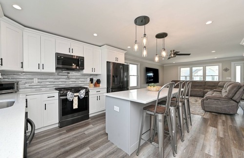 Wall House | Walk to Belmar Beach, Sleeps the whole family