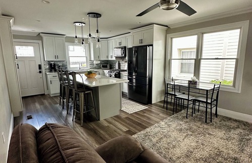 Wall House | Walk to Belmar Beach, Sleeps the whole family