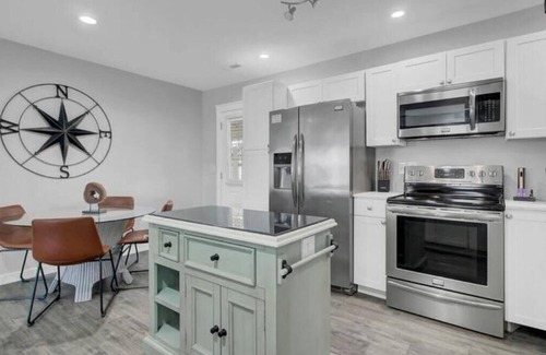 North Charleston House | Walk to best of Park Circle! Sport vibe+King Bed