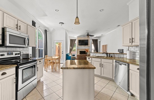 Oak Cliff House | Walk to Bishop Arts | Big Back Yard | Dog Friendly