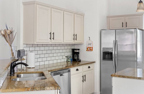 Oak Cliff House | Walk to Bishop Arts | Big Back Yard | Dog Friendly