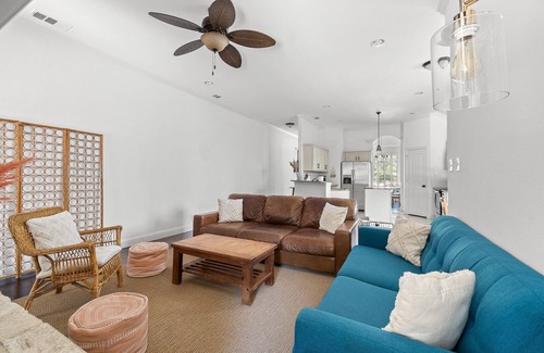 Oak Cliff House | Walk to Bishop Arts | Big Back Yard | Dog Friendly