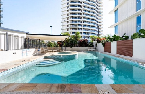 Burleigh Heads Apartment | Walk to Burleigh Head National Park from a Beaming Apartment