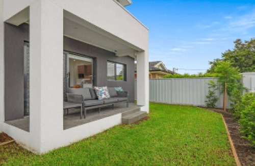 Booker Bay Apartment | Walk to cafes, restaurants, ferry, cinema+ beach