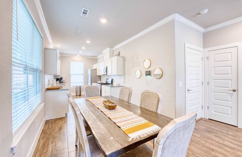 Fayetteville House | Walk-to-Campus 6BR Retreat - Steps to Razorback Stadium & UA