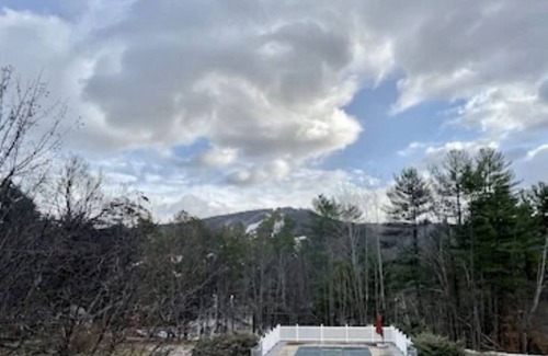 North Conway Condo | Walk to Cranmore and North Conway Village! Condo w/AC, W/D, Pool