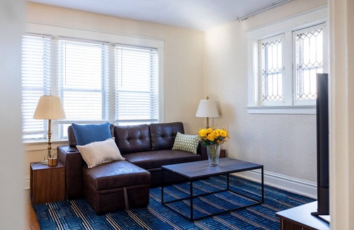 University City Apartment | Walk to Delmar Loop | Airy 2nd floor w King bed