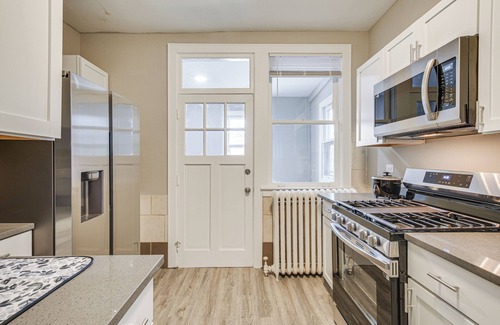 West Ridge Apartment | Walk to Devon Avenue & Warren Park: Chicago Apt!