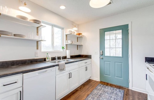 Spring Hill House | Walk to Dining & Coffee | Fire Pit | Pet Friendly