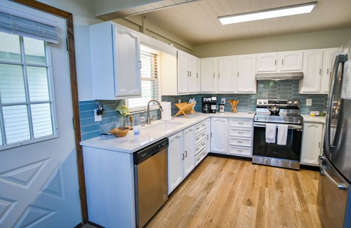 Lake Oconee House | Walk to Dinner! Waterfront, Updated, Prime Location - Back Home Oconee