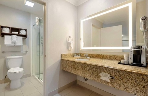 Anaheim Resort Hotel | Walk to Disneyland! Relax in a Comfortable Room w/Parking