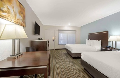 Anaheim Resort Hotel | Walk to Disneyland! Relax in a Comfortable Room w/Parking