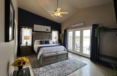 Buena Vista House | WALK to dntwn / 5 acres 360 views / Hottub / FULLY STOCKED game room & kitchen!