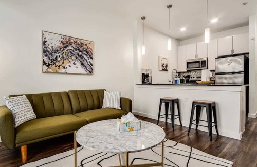 Bouldin Apartment | Walk to Downtown! 1BR SoCo | Pool, Parking, Gym 07
