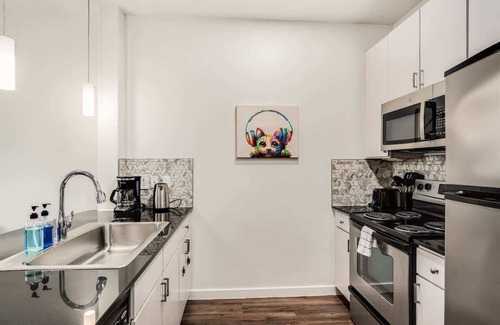 Bouldin Apartment | Walk to Downtown! 1BR SoCo | Pool, Parking, Gym 07