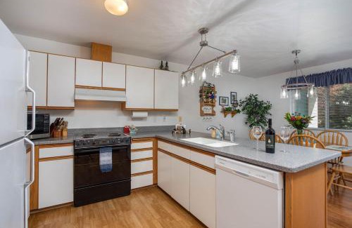 Downtown Leavenworth Apartment | Walk to Downtown * 6 Guests * Pets * A/C! * No Stairs!